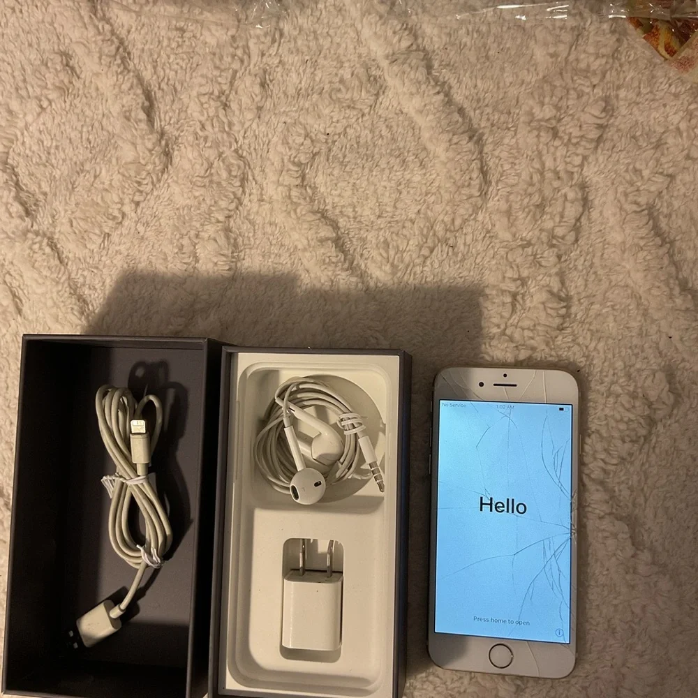 iPhone 6 Smartphone with White front/ Rose gold back 64GB cracked screen